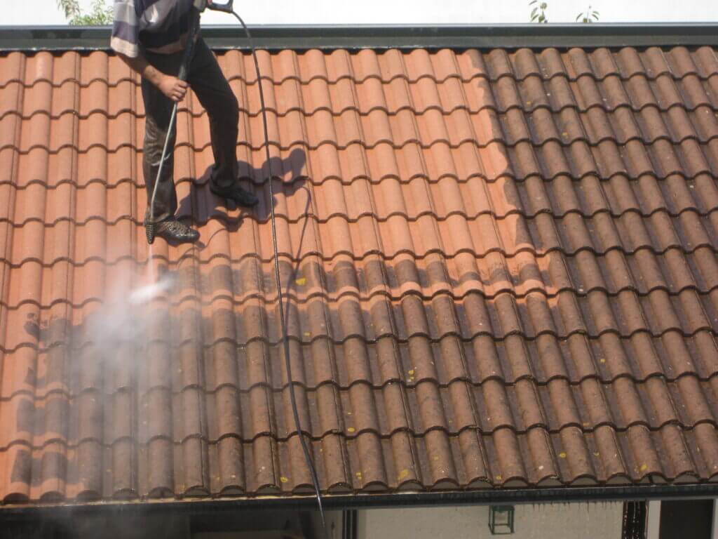 Démoussage toiture Démoussage toiture, par traitement au fongicide Asecula couvreur à vidauban